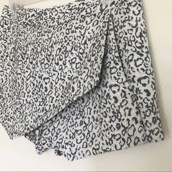Express Leopard Print Skort {2} - Picture 2 of 5